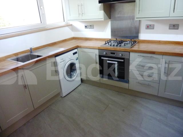 			SPACIOUS 3 BED FLAT SUITABLE FOR 4 SHARERS, 4 Bedroom, 1 bath, 1 reception Flat			 ROWSTOCK GARDENS , CAMDEN